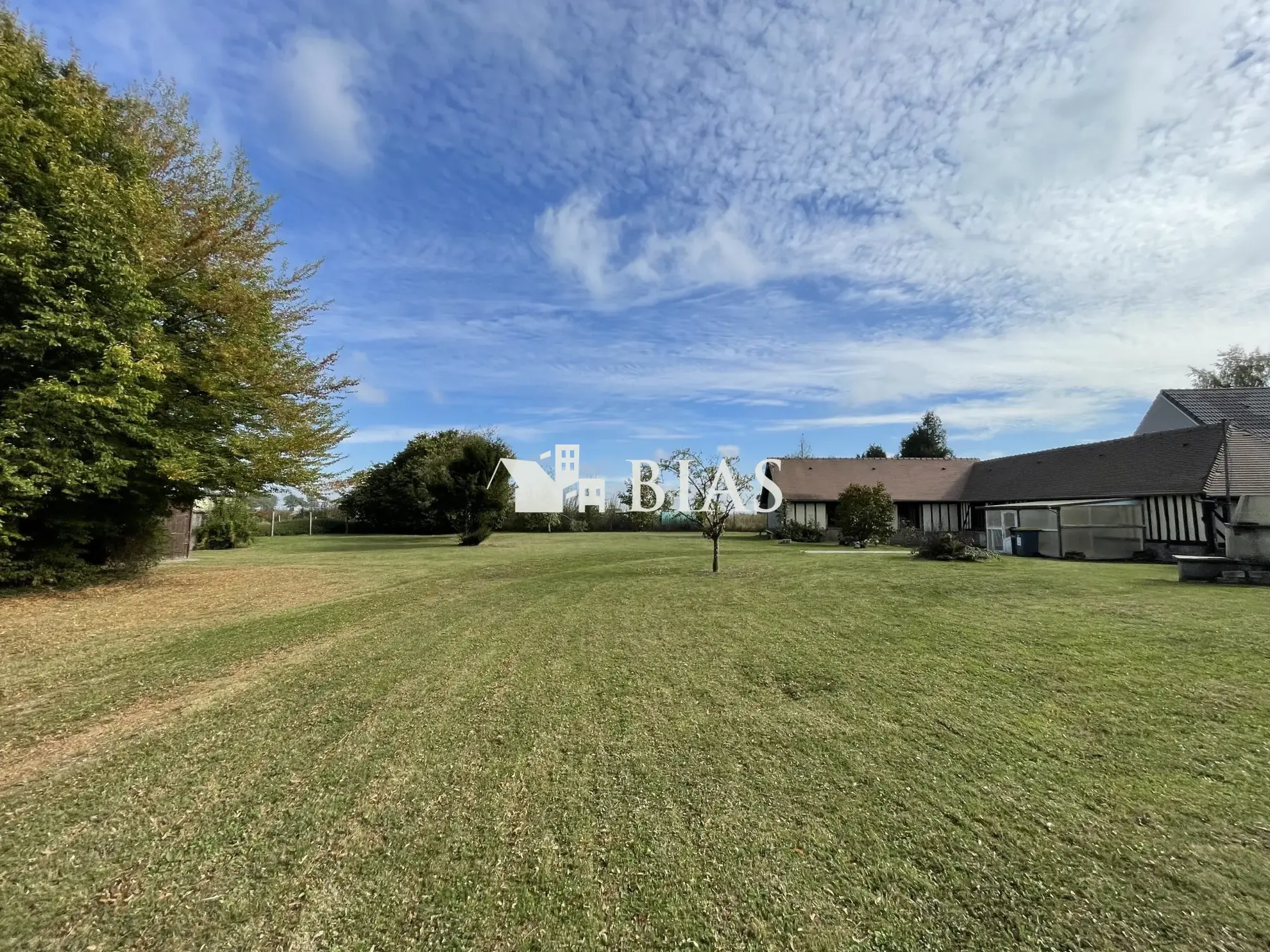 Maison de plain-pied à vendre au Neubourg avec garage et terrain spacieux 