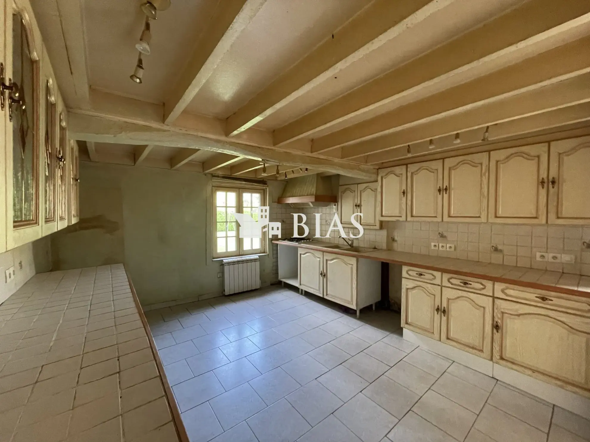 Maison de plain-pied à vendre au Neubourg avec garage et terrain spacieux 