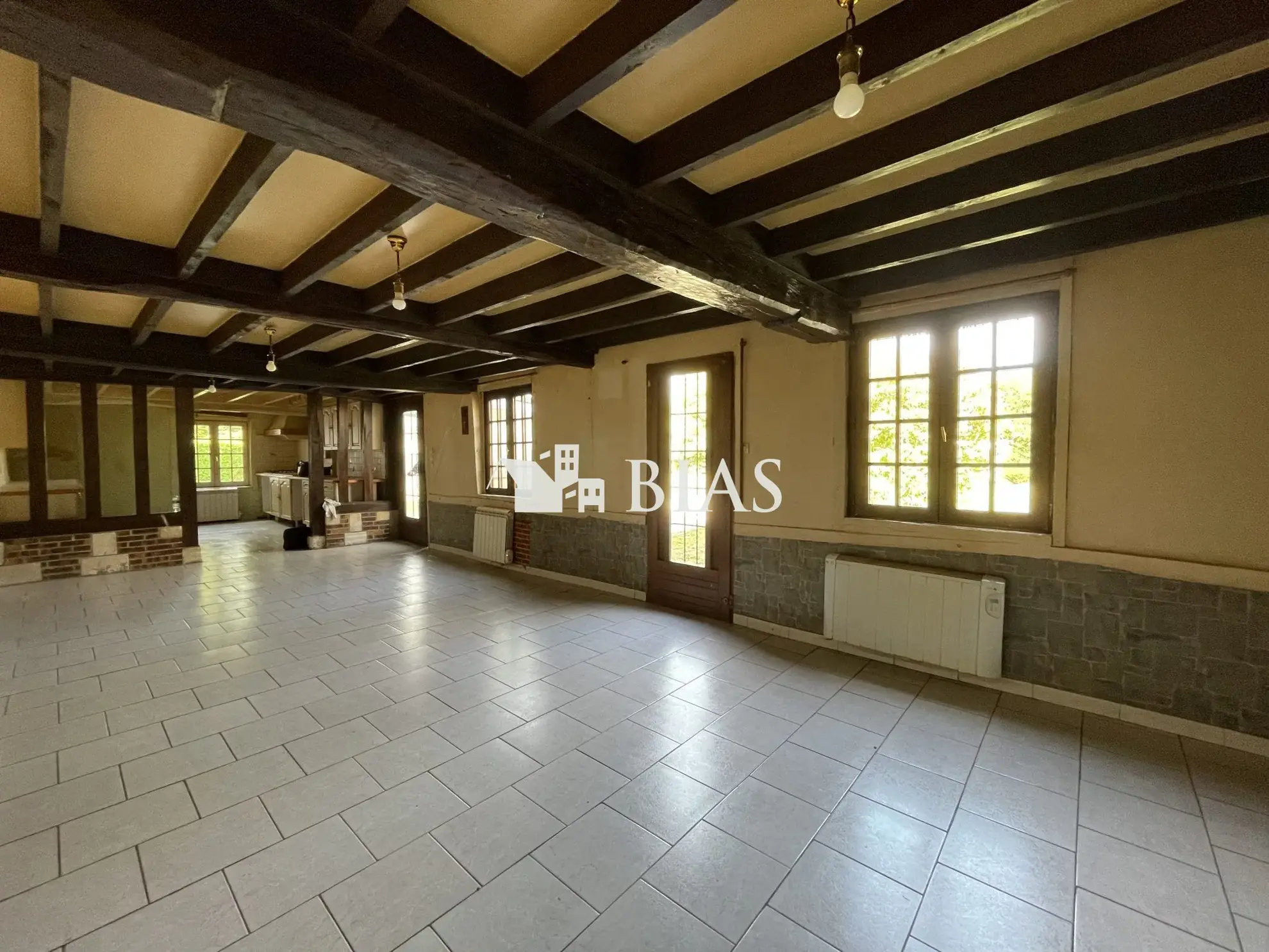 Maison de plain-pied à vendre au Neubourg avec garage et terrain spacieux 