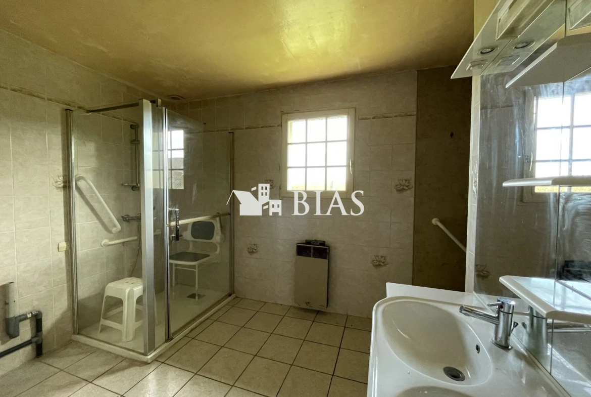 Maison de plain-pied à vendre au Neubourg avec garage et terrain spacieux 