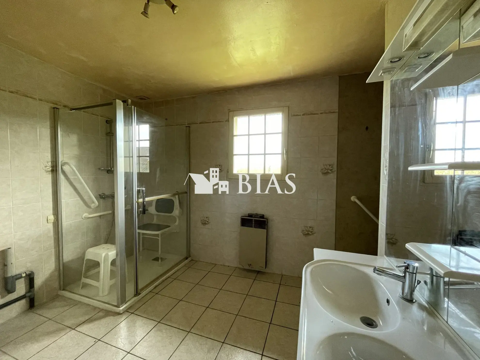 Maison de plain-pied à vendre au Neubourg avec garage et terrain spacieux 
