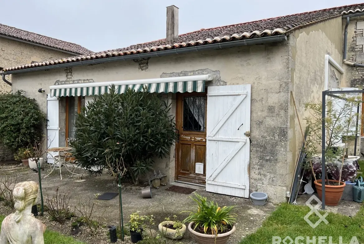 Maison ancienne à rénover avec grand potentiel près de Matha 