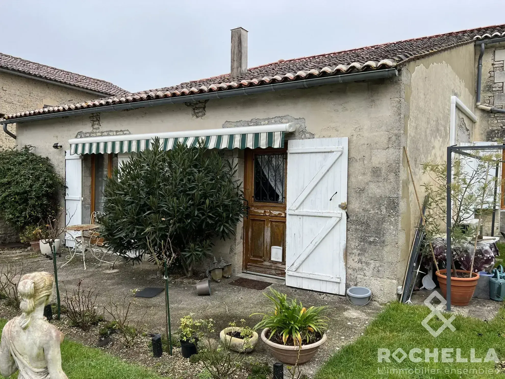 Maison ancienne à rénover avec grand potentiel près de Matha 