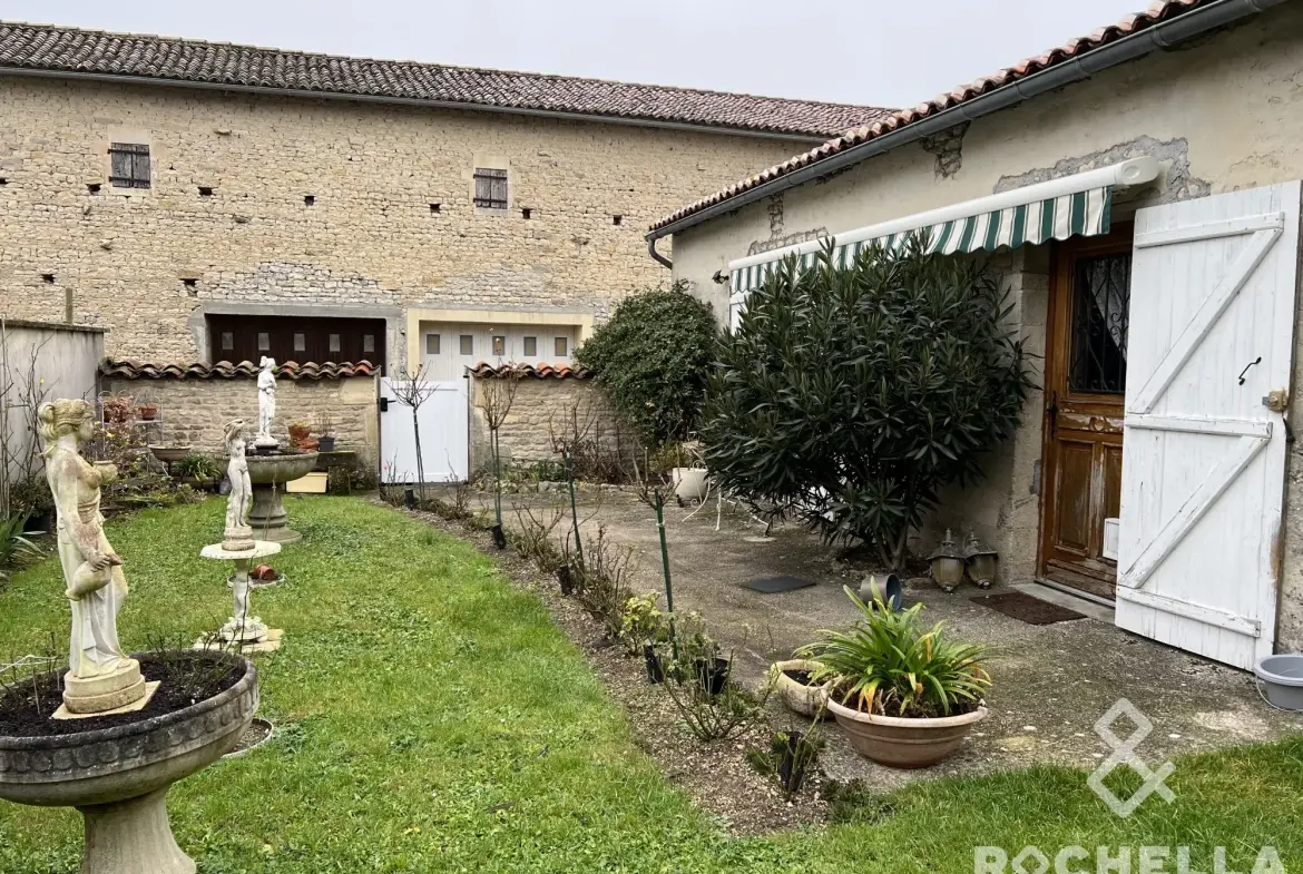 Maison ancienne à rénover avec grand potentiel près de Matha 