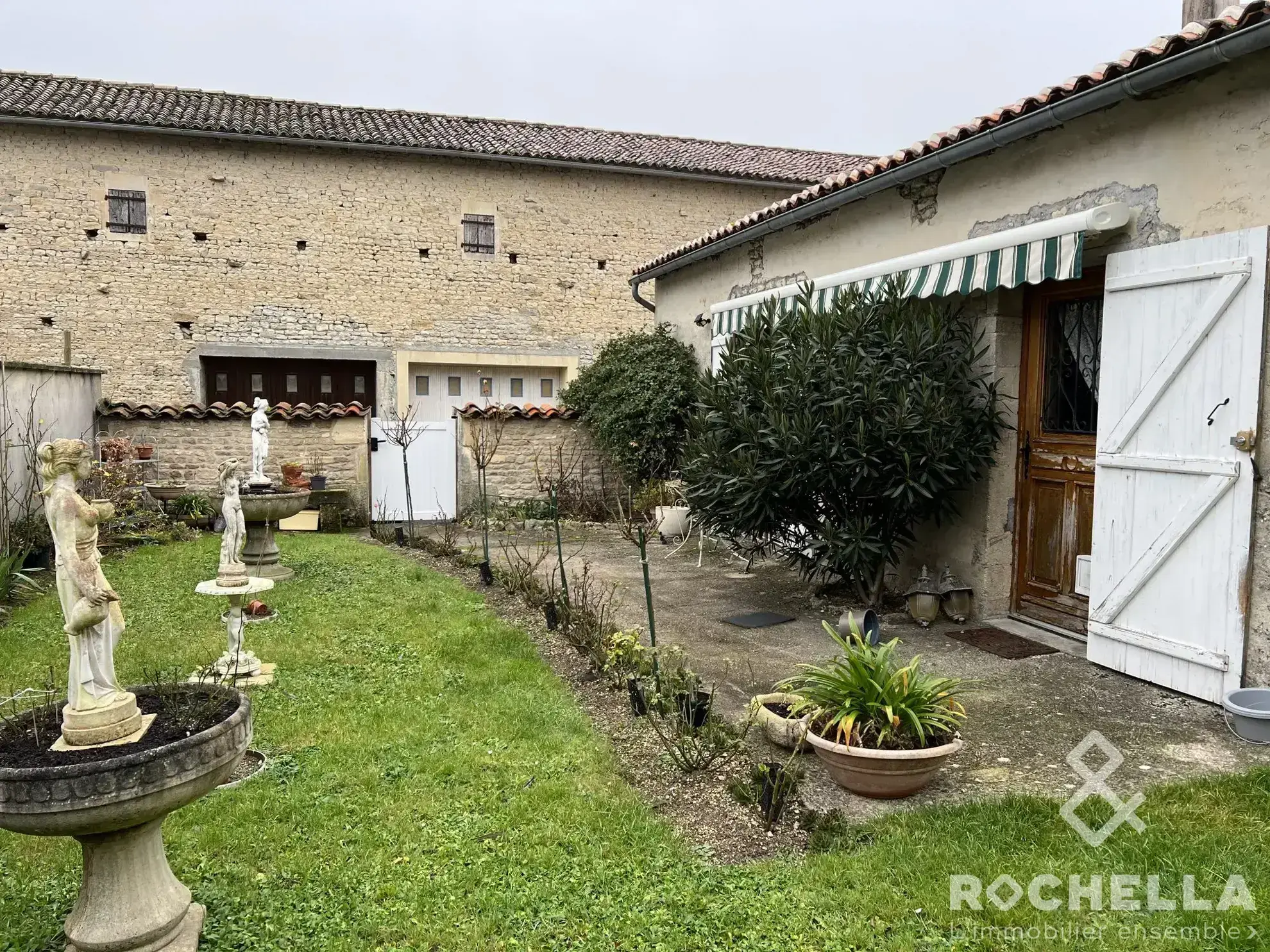 Maison ancienne à rénover avec grand potentiel près de Matha 