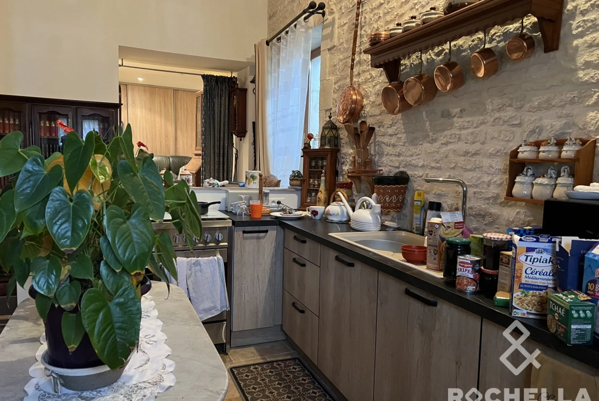 Maison ancienne à rénover avec grand potentiel près de Matha 