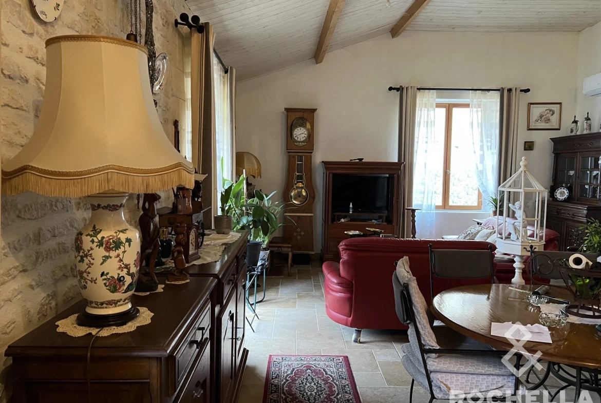 Maison ancienne à rénover avec grand potentiel près de Matha 
