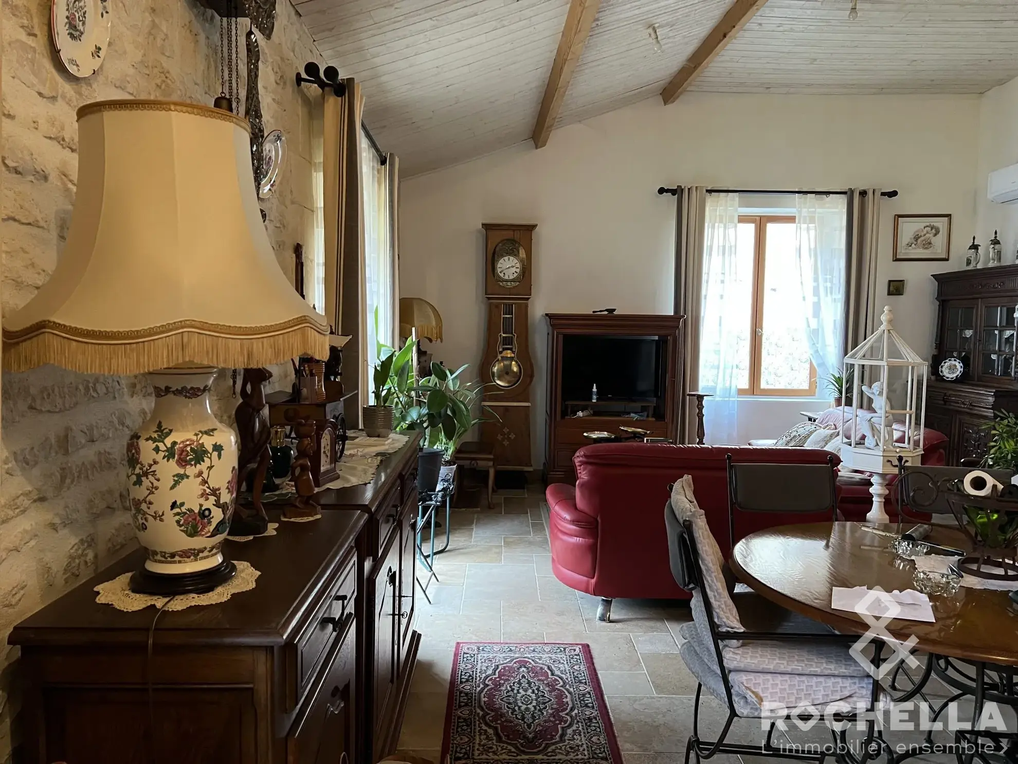 Maison ancienne à rénover avec grand potentiel près de Matha 