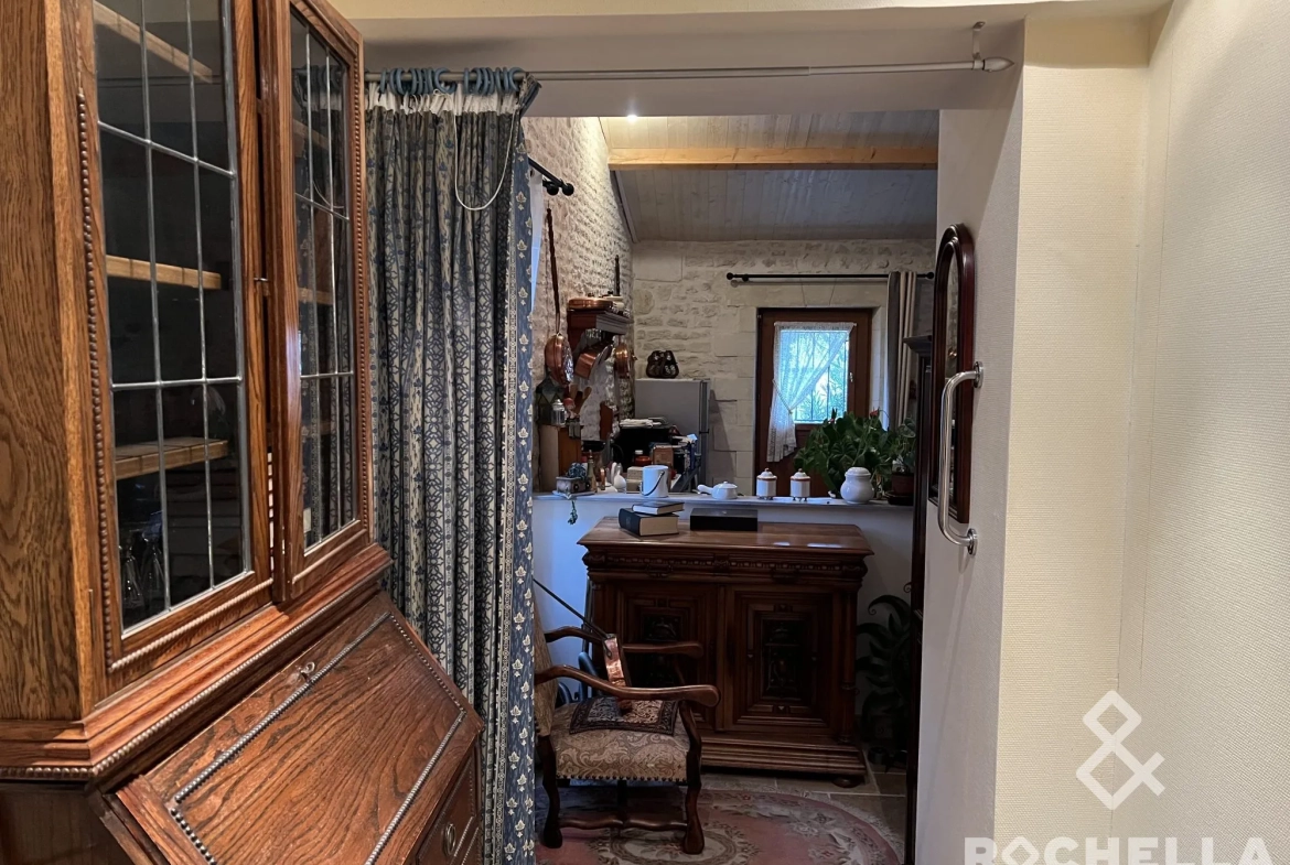 Maison ancienne à rénover avec grand potentiel près de Matha 