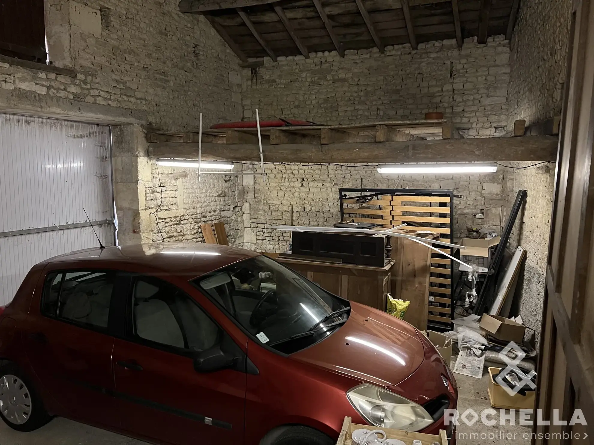 Maison ancienne à rénover avec grand potentiel près de Matha 