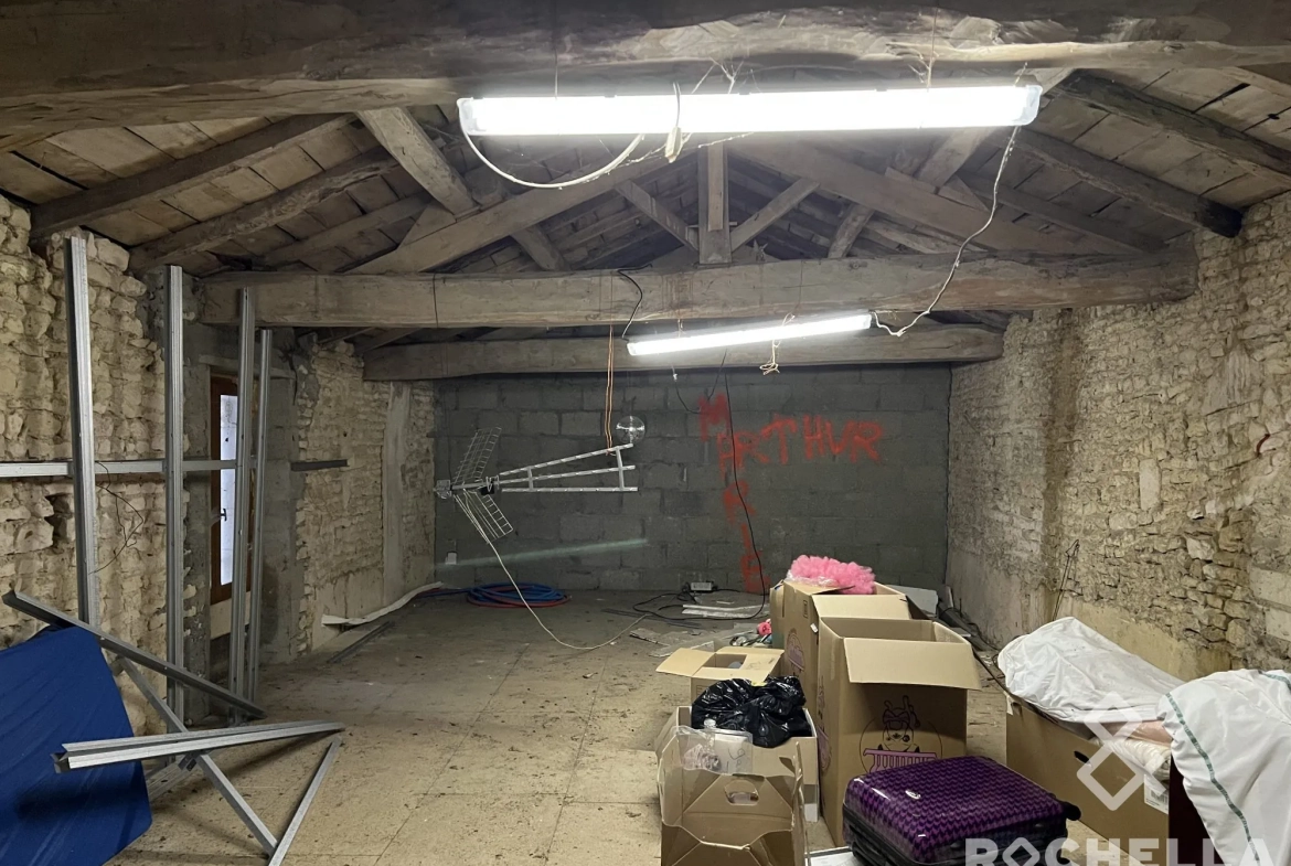 Maison ancienne à rénover avec grand potentiel près de Matha 