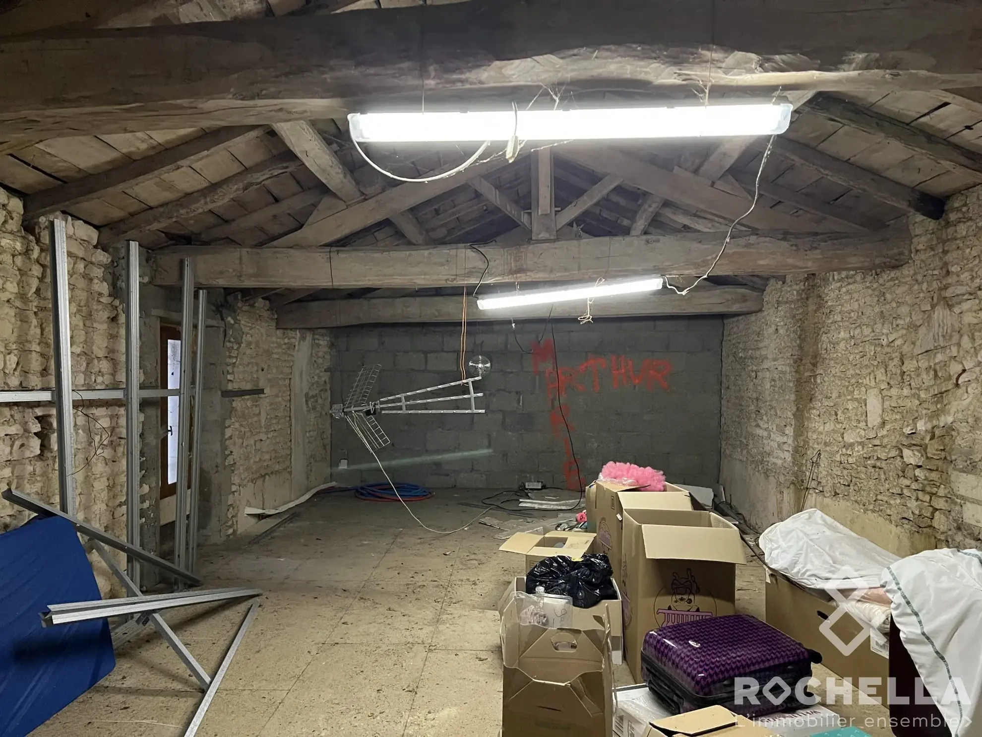 Maison ancienne à rénover avec grand potentiel près de Matha 