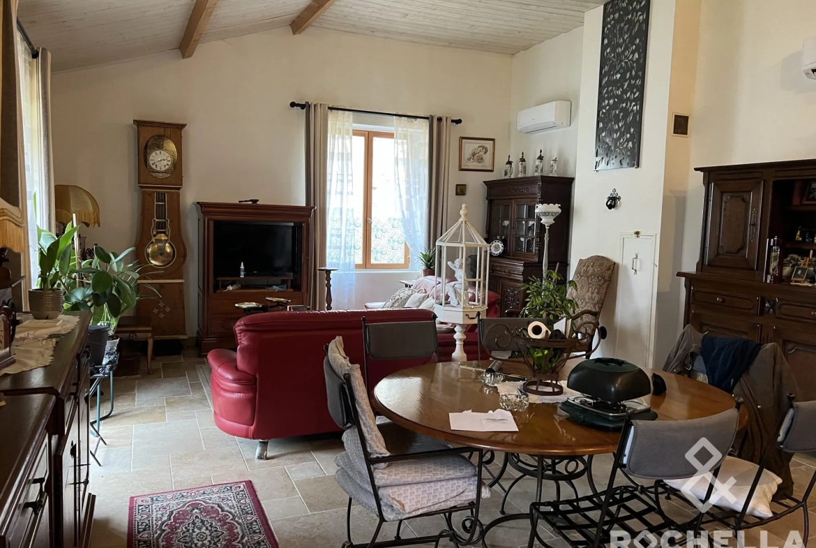 Maison ancienne à rénover avec grand potentiel près de Matha 