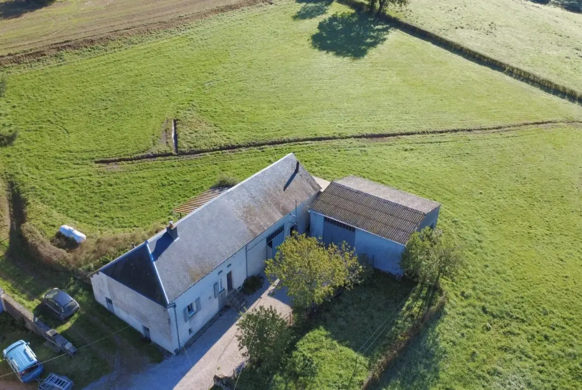 Longère avec grand terrain, dépendances et hangar lumineux à Cussy-en-Morvan 