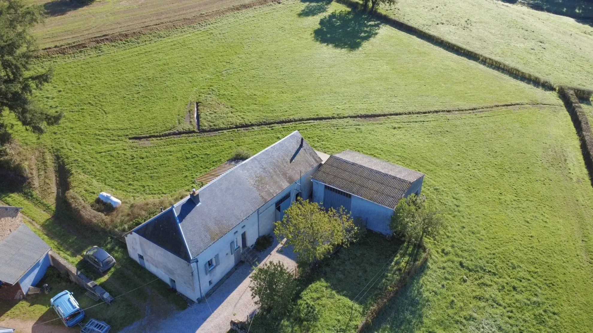 Longère avec grand terrain, dépendances et hangar lumineux à Cussy-en-Morvan 