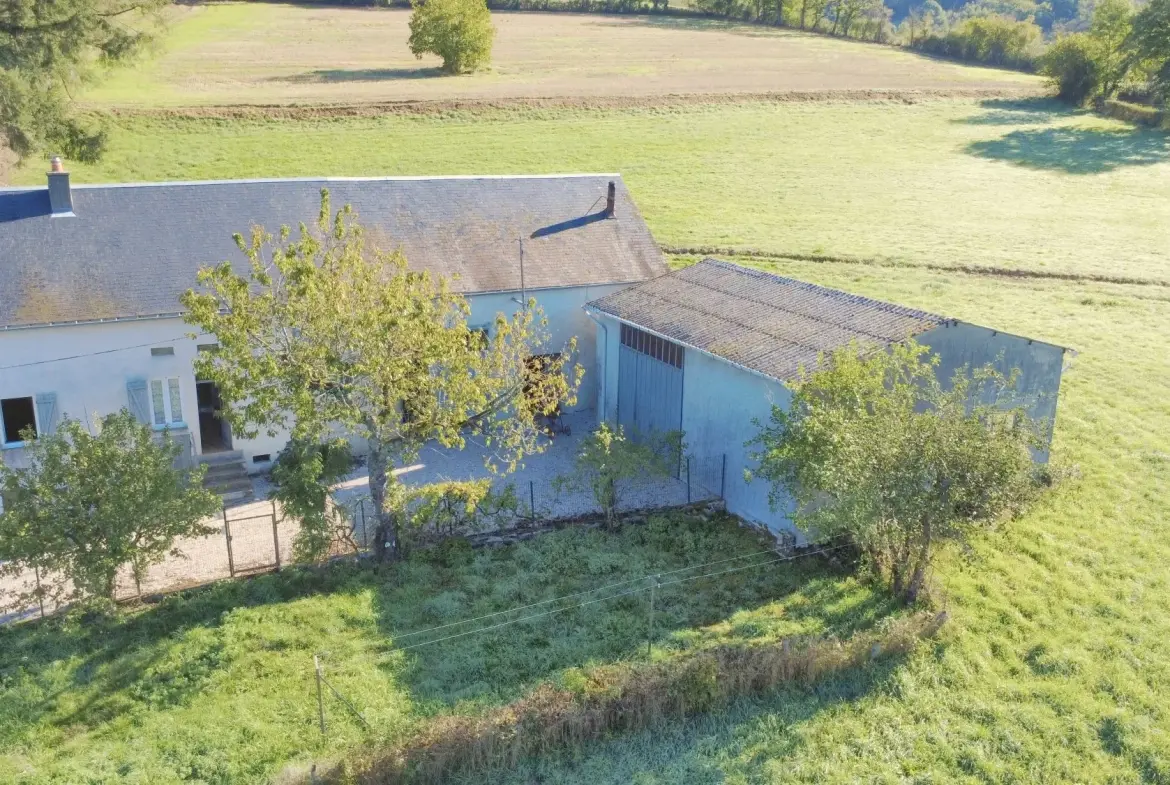 Longère avec grand terrain, dépendances et hangar lumineux à Cussy-en-Morvan 