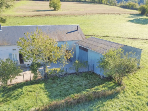 Longère avec grand terrain, dépendances et hangar lumineux à Cussy-en-Morvan
