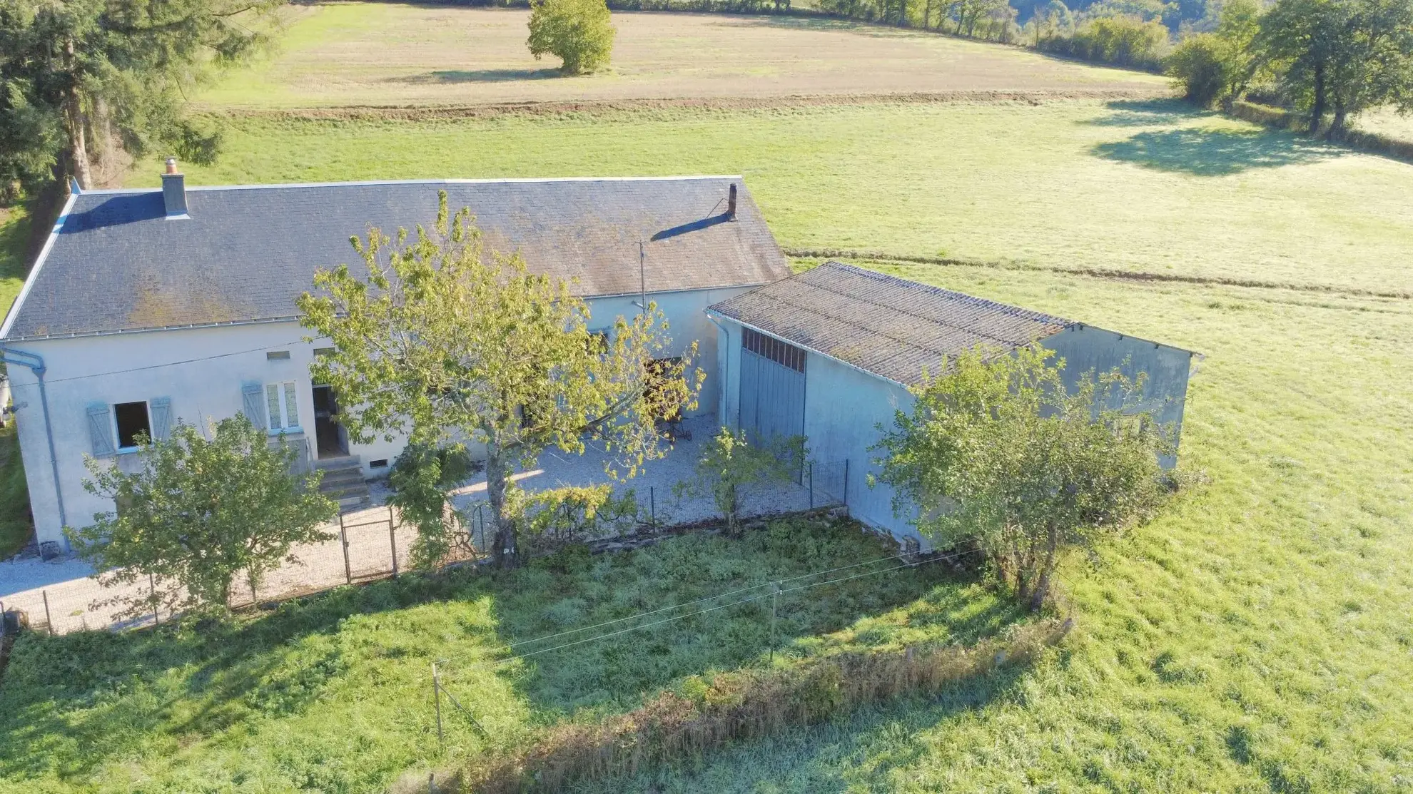 Longère avec grand terrain, dépendances et hangar lumineux à Cussy-en-Morvan 
