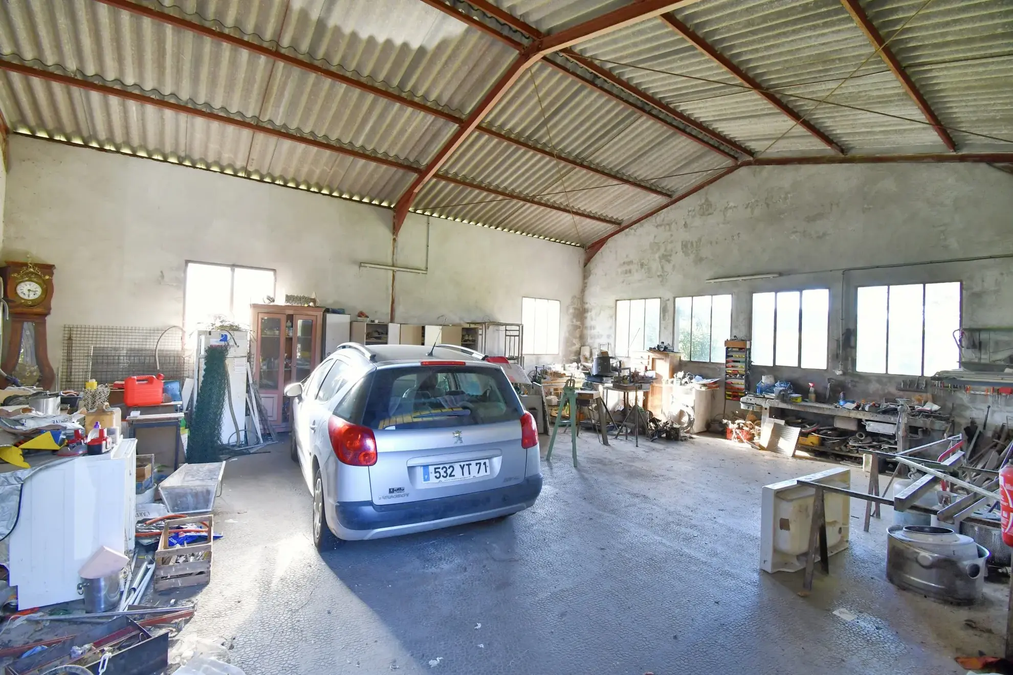 Longère avec grand terrain, dépendances et hangar lumineux à Cussy-en-Morvan 