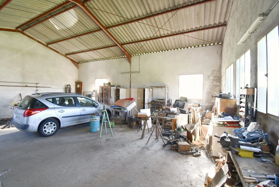 Longère avec grand terrain, dépendances et hangar lumineux à Cussy-en-Morvan 