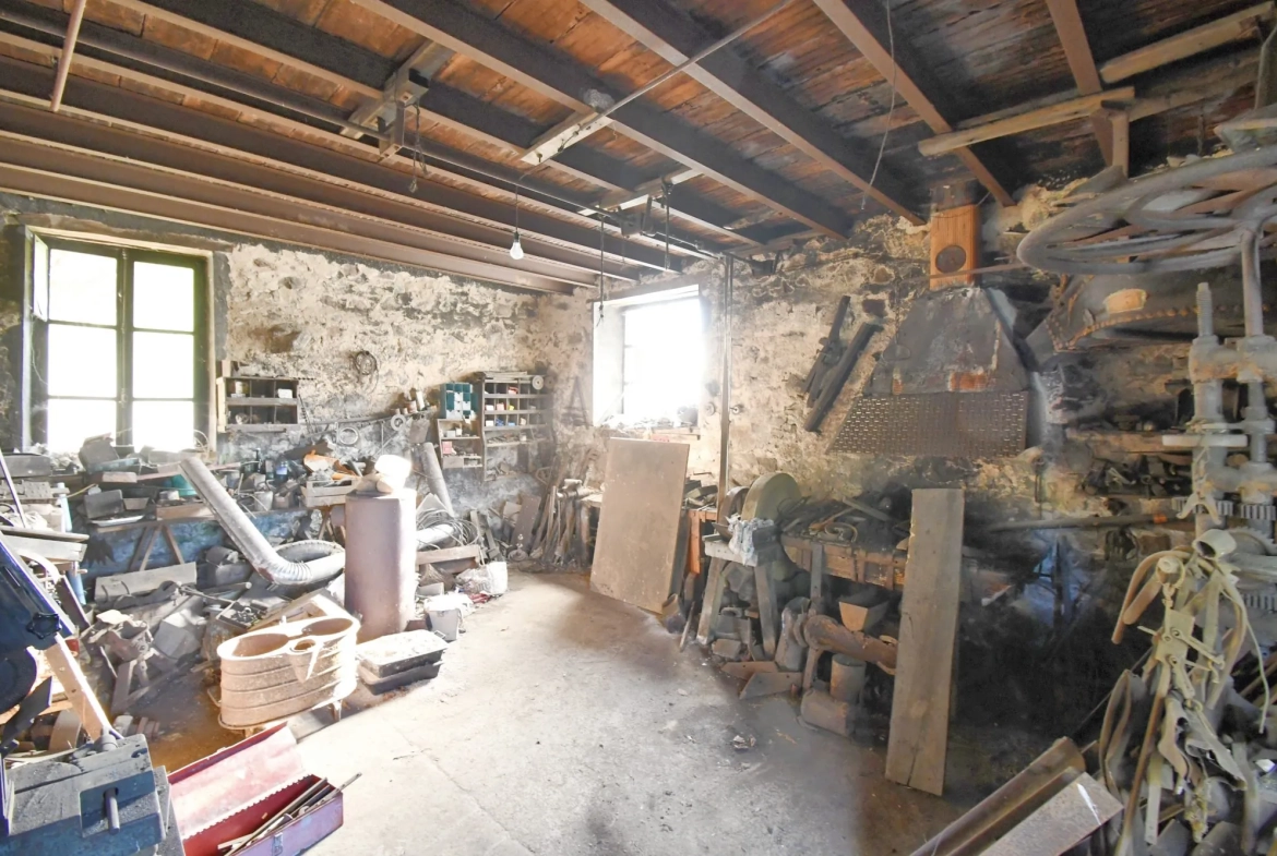 Longère avec grand terrain, dépendances et hangar lumineux à Cussy-en-Morvan 