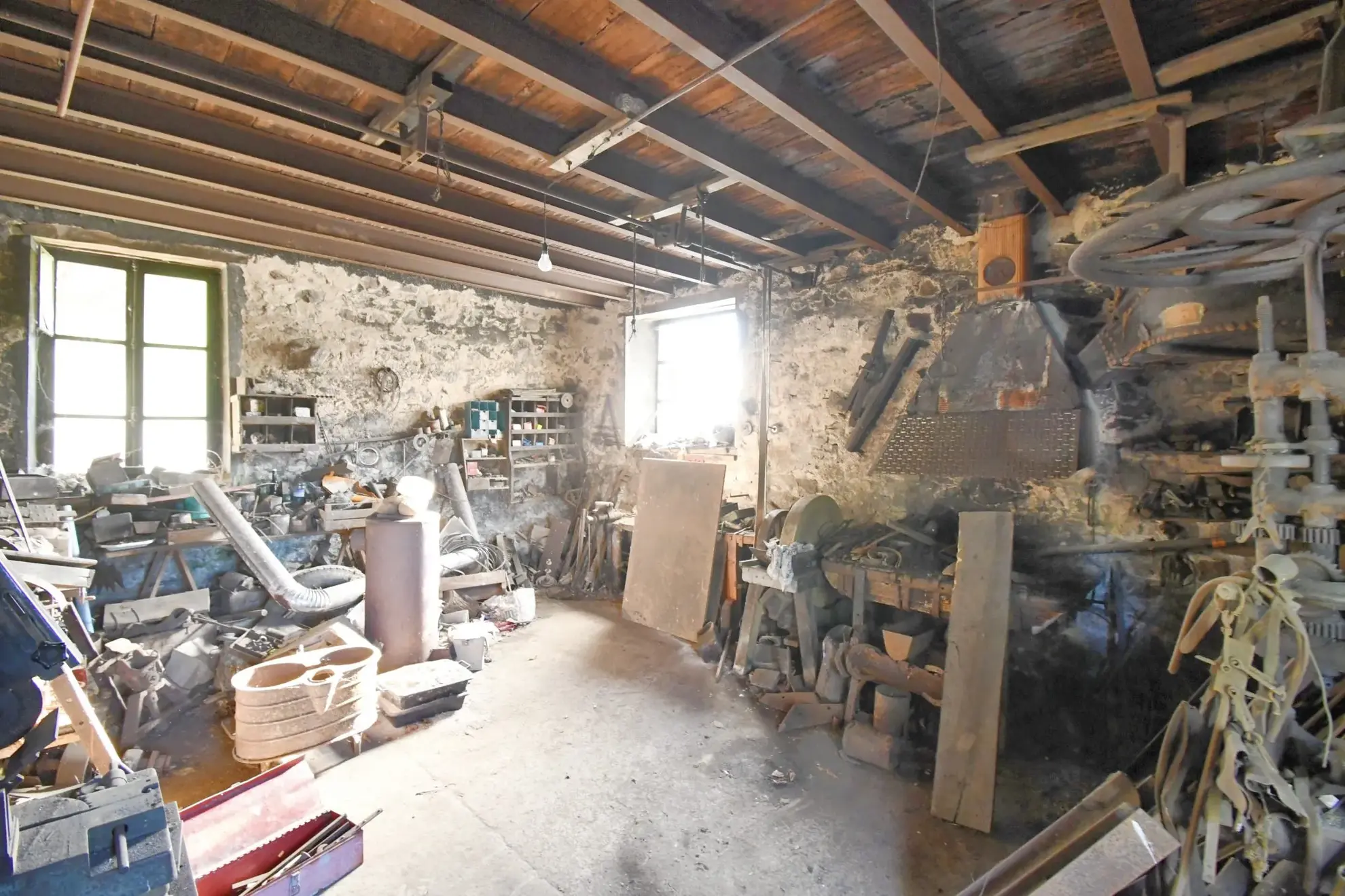 Longère avec grand terrain, dépendances et hangar lumineux à Cussy-en-Morvan 