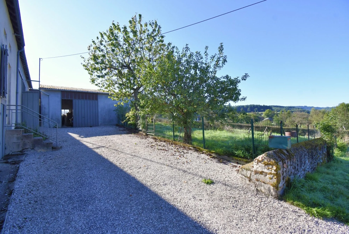 Longère avec grand terrain, dépendances et hangar lumineux à Cussy-en-Morvan 