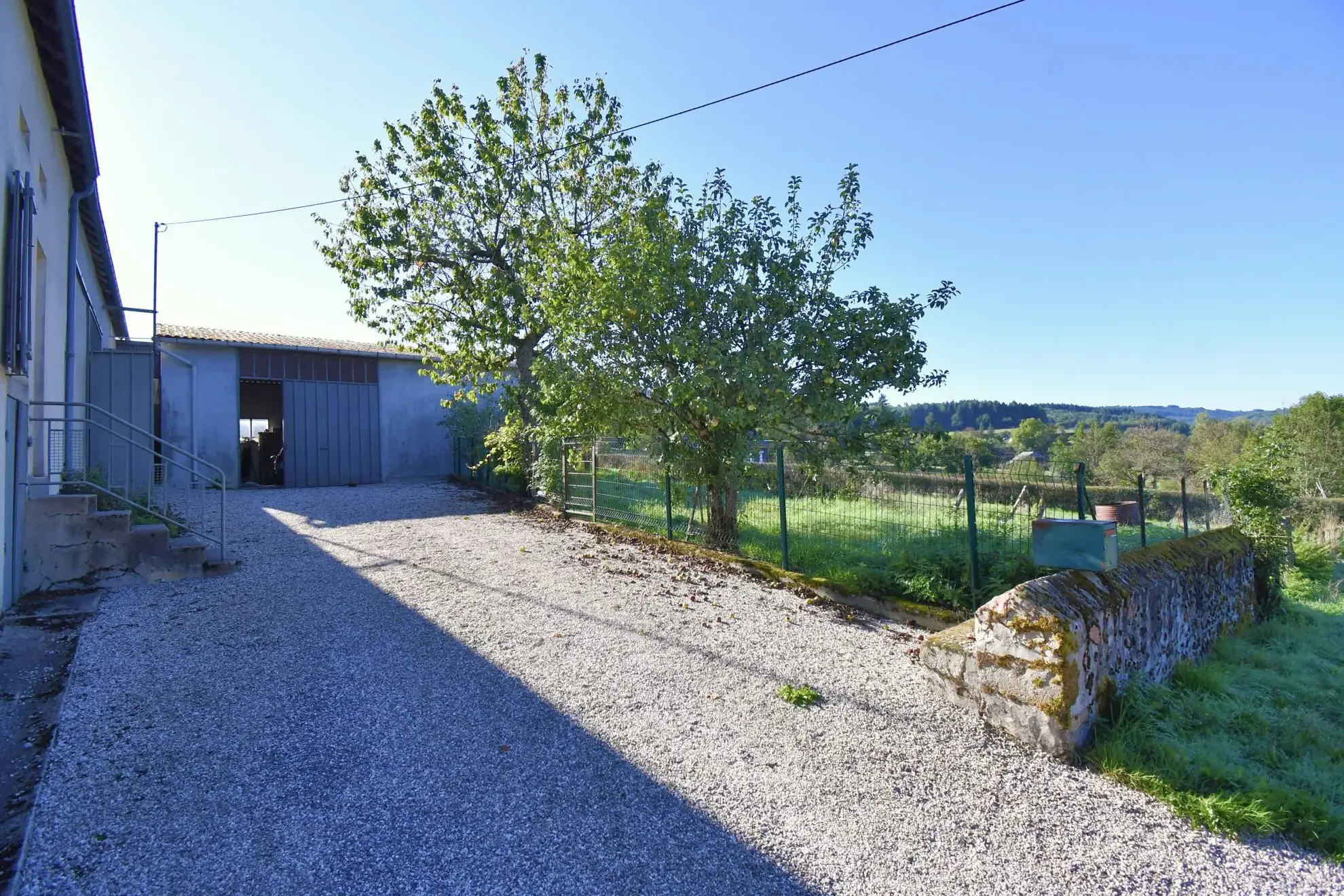 Longère avec grand terrain, dépendances et hangar lumineux à Cussy-en-Morvan 