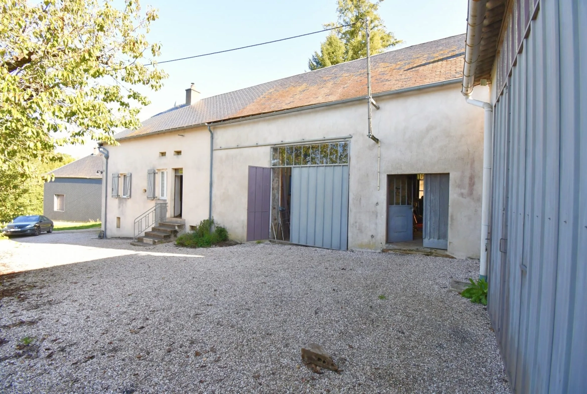 Longère avec grand terrain, dépendances et hangar lumineux à Cussy-en-Morvan 