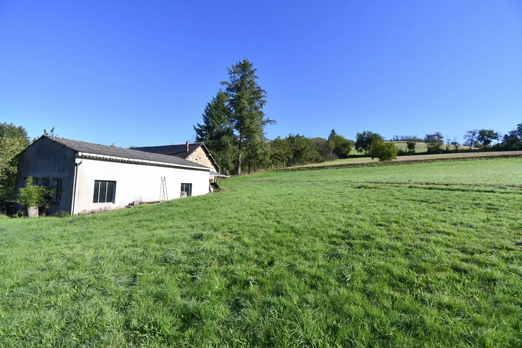 Longère avec grand terrain, dépendances et hangar lumineux à Cussy-en-Morvan 