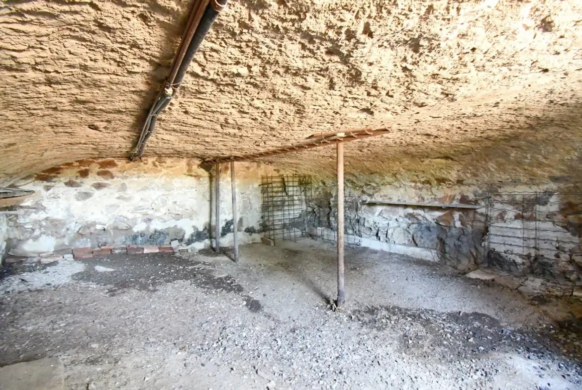 Longère avec grand terrain, dépendances et hangar lumineux à Cussy-en-Morvan 