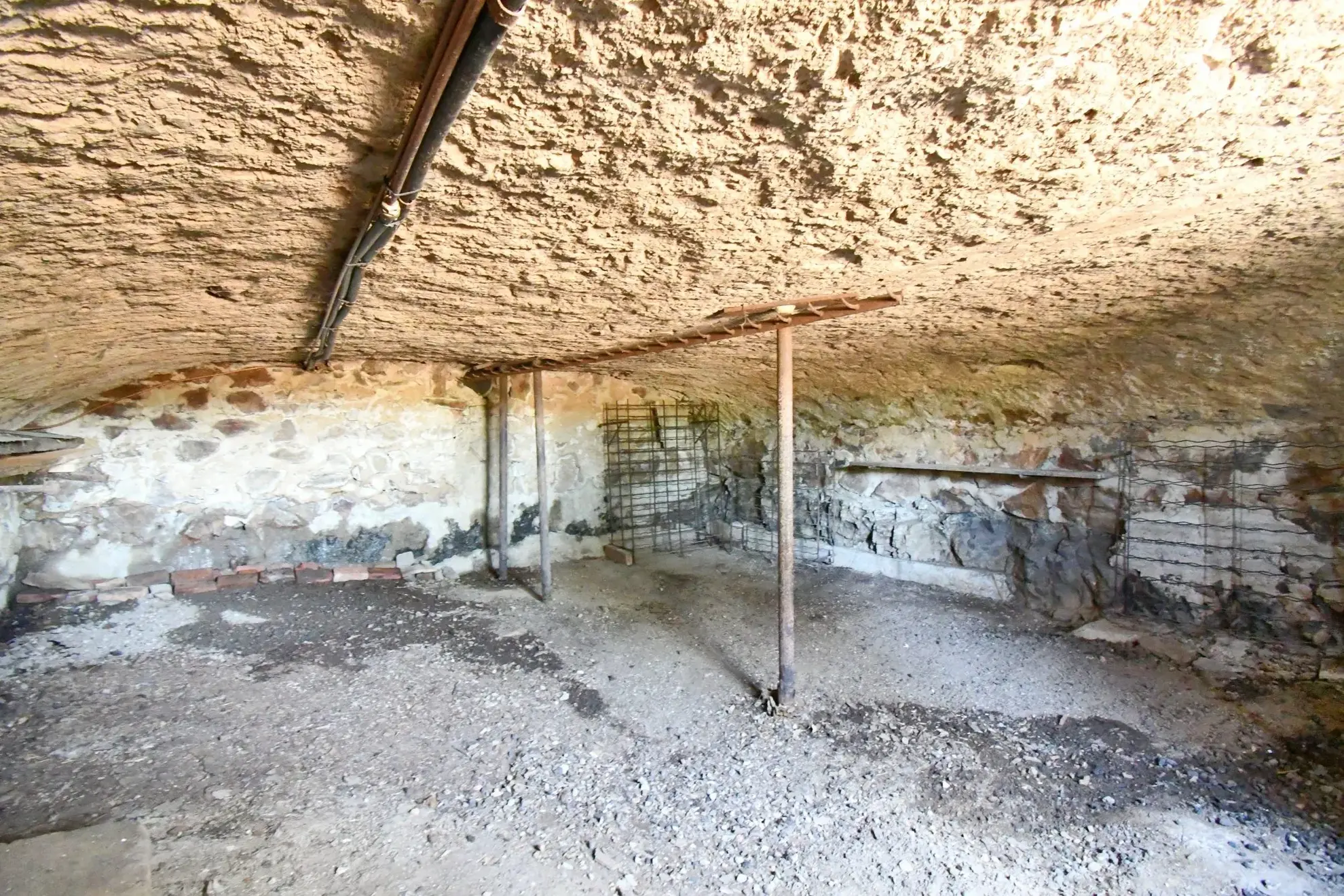 Longère avec grand terrain, dépendances et hangar lumineux à Cussy-en-Morvan 
