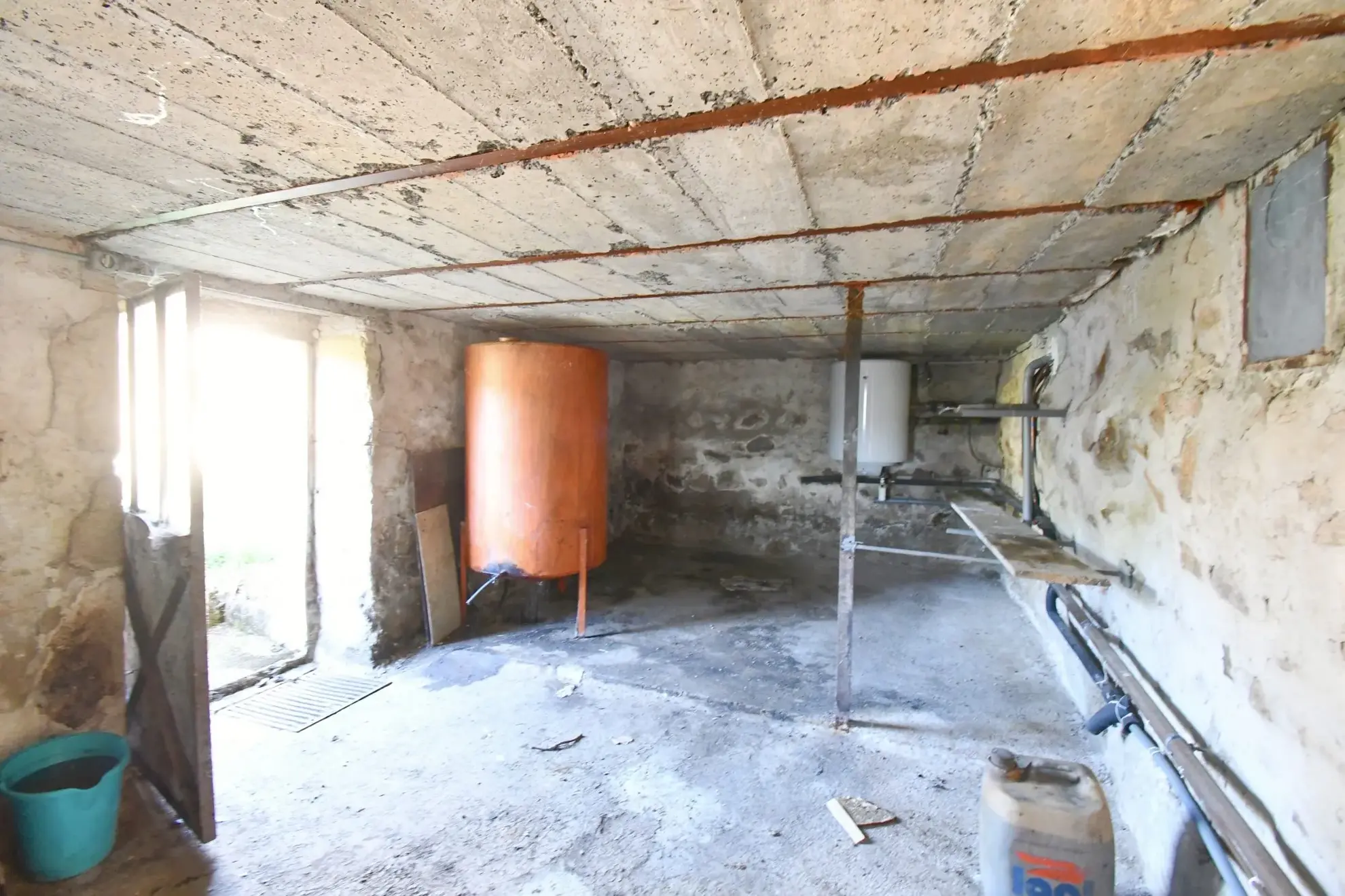 Longère avec grand terrain, dépendances et hangar lumineux à Cussy-en-Morvan 