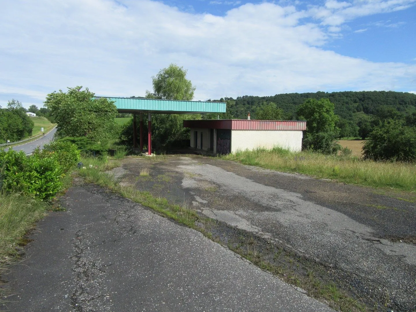 Local commercial avec appartement et grand terrain entre Rodez et Decazeville 