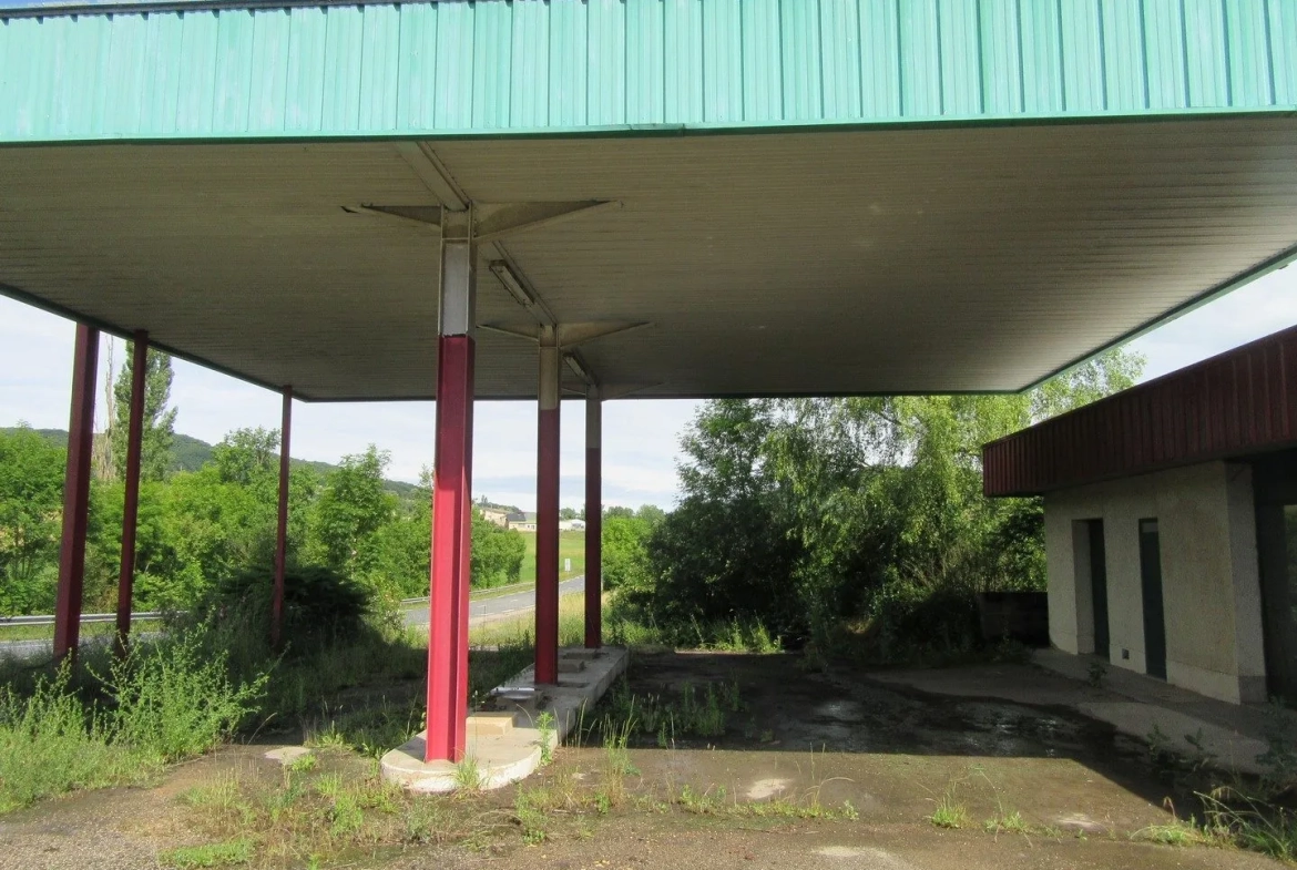 Local commercial avec appartement et grand terrain entre Rodez et Decazeville 