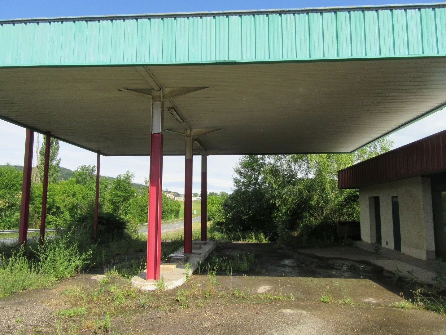Local commercial avec appartement et grand terrain entre Rodez et Decazeville 