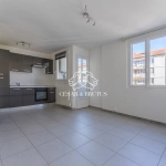 Appartement Lyon 8 - pièce à vivre 1 Charmant appartement 2 pièces avec loggia, parking et cave à Lyon 69008