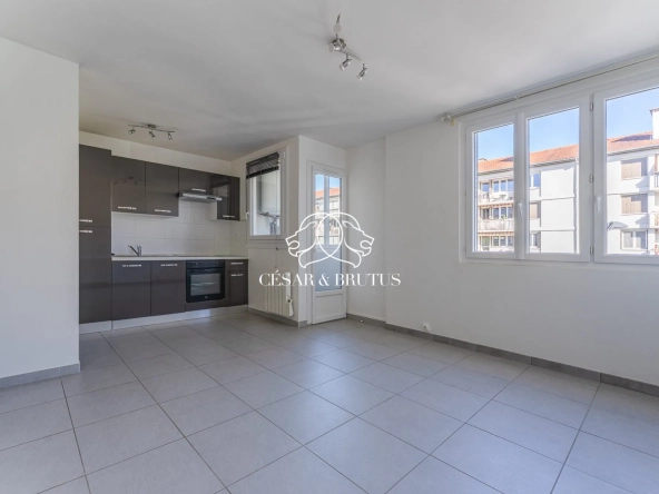 Appartement Lyon 8 - pièce à vivre 1 Charmant appartement 2 pièces avec loggia, parking et cave à Lyon 69008