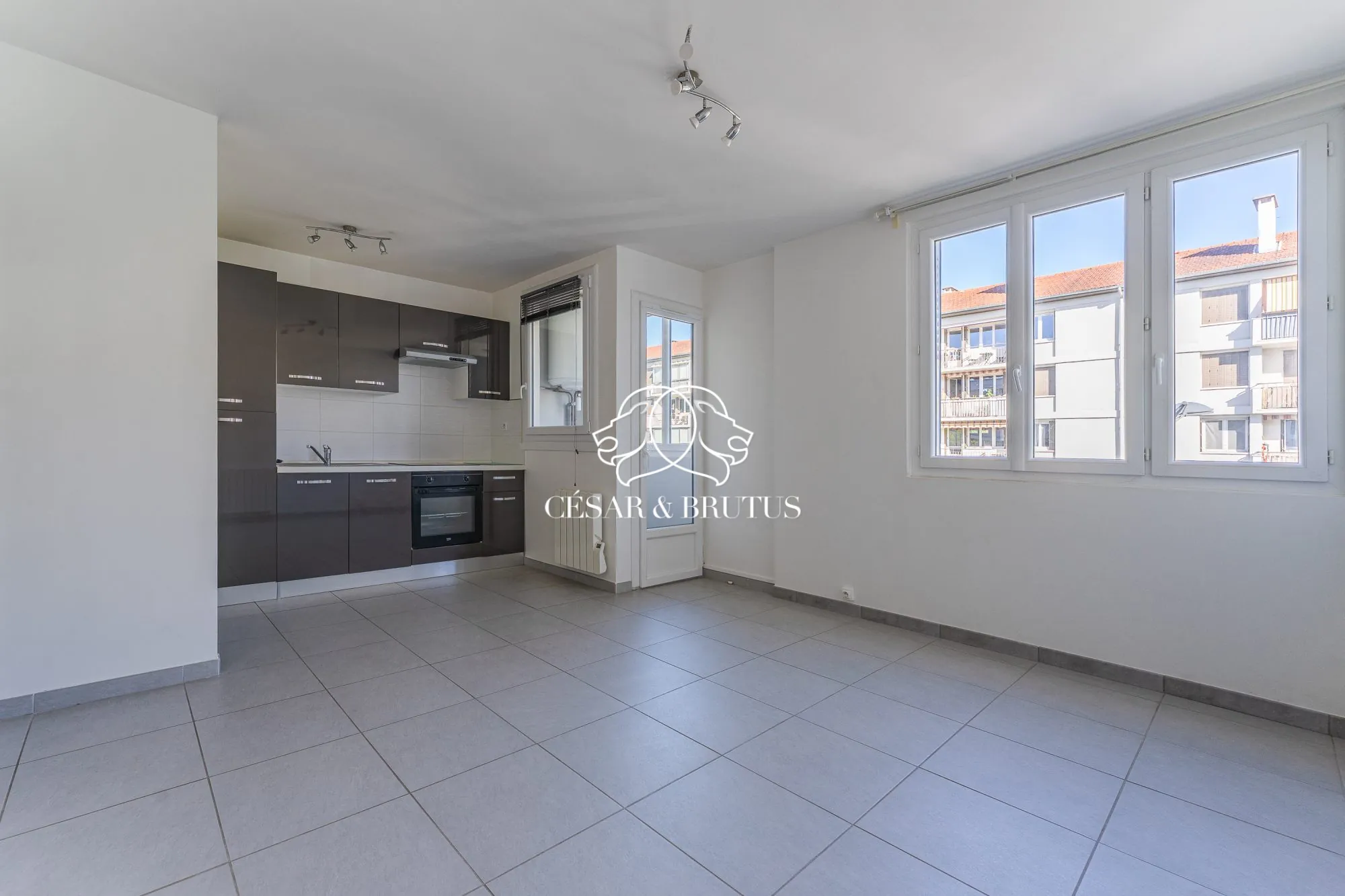 Appartement Lyon 8 - pièce à vivre 1 Charmant appartement 2 pièces avec loggia, parking et cave à Lyon 69008 