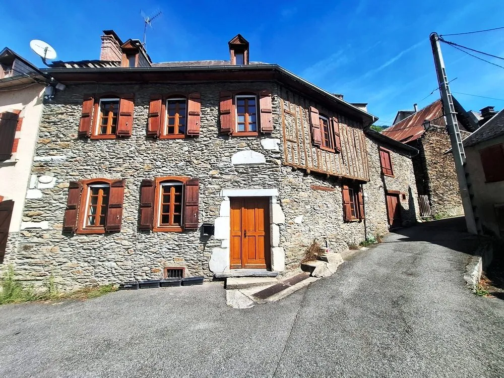 Maison ancienne à vendre à Fos avec charme historique et vue sur les montagnes 