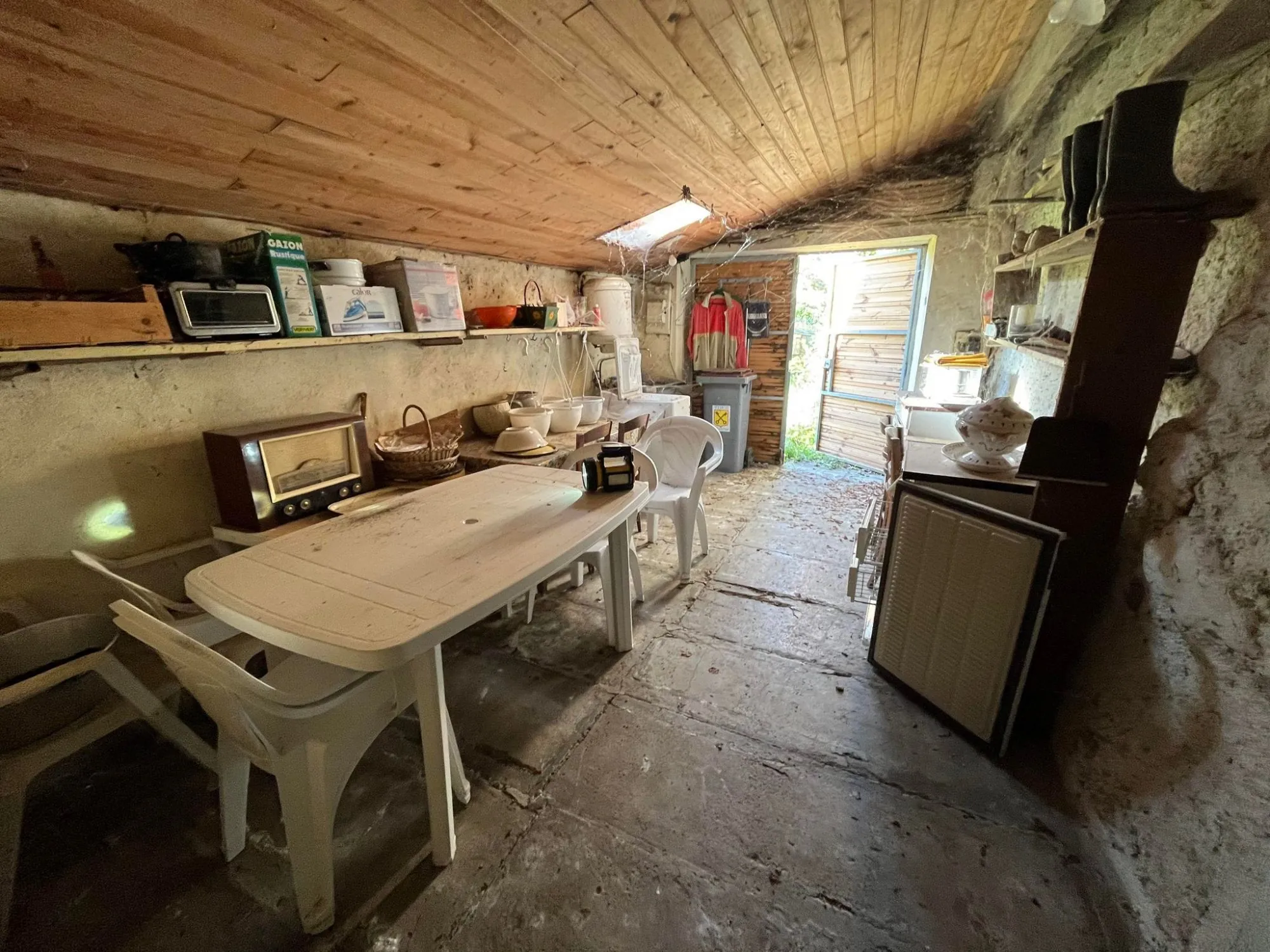 Atelier Maison à rénover avec grand terrain et potentiel d'agrandissement à Ydes 
