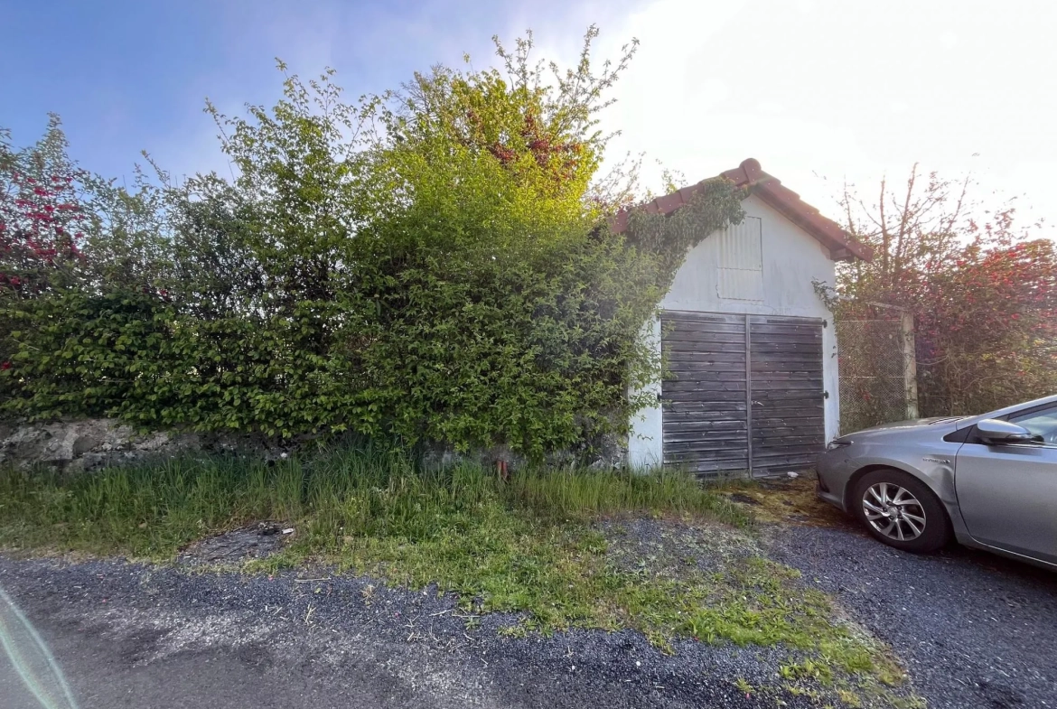 Garage Maison à rénover avec grand terrain et potentiel d'agrandissement à Ydes 
