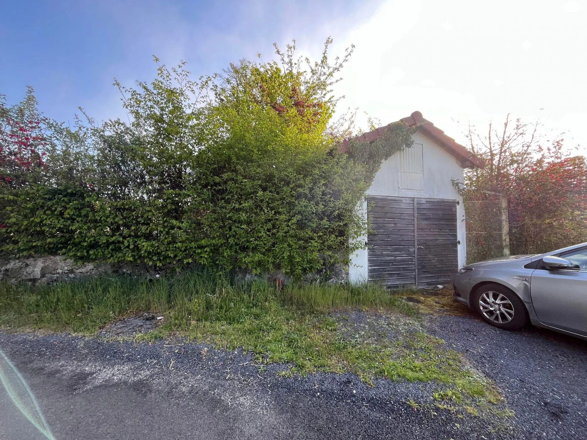 Garage Maison à rénover avec grand terrain et potentiel d'agrandissement à Ydes 