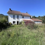 Maison Maison à rénover avec grand terrain et potentiel d'agrandissement à Ydes