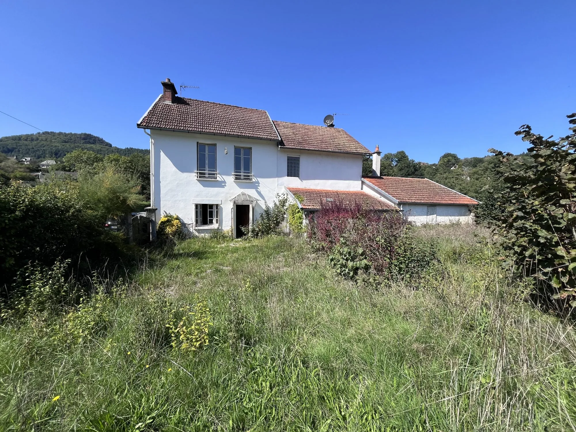 Maison Maison à rénover avec grand terrain et potentiel d'agrandissement à Ydes 
