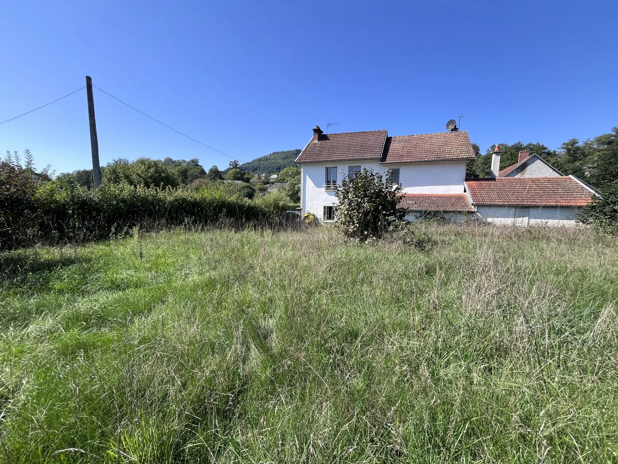 Jardin Maison à rénover avec grand terrain et potentiel d'agrandissement à Ydes 
