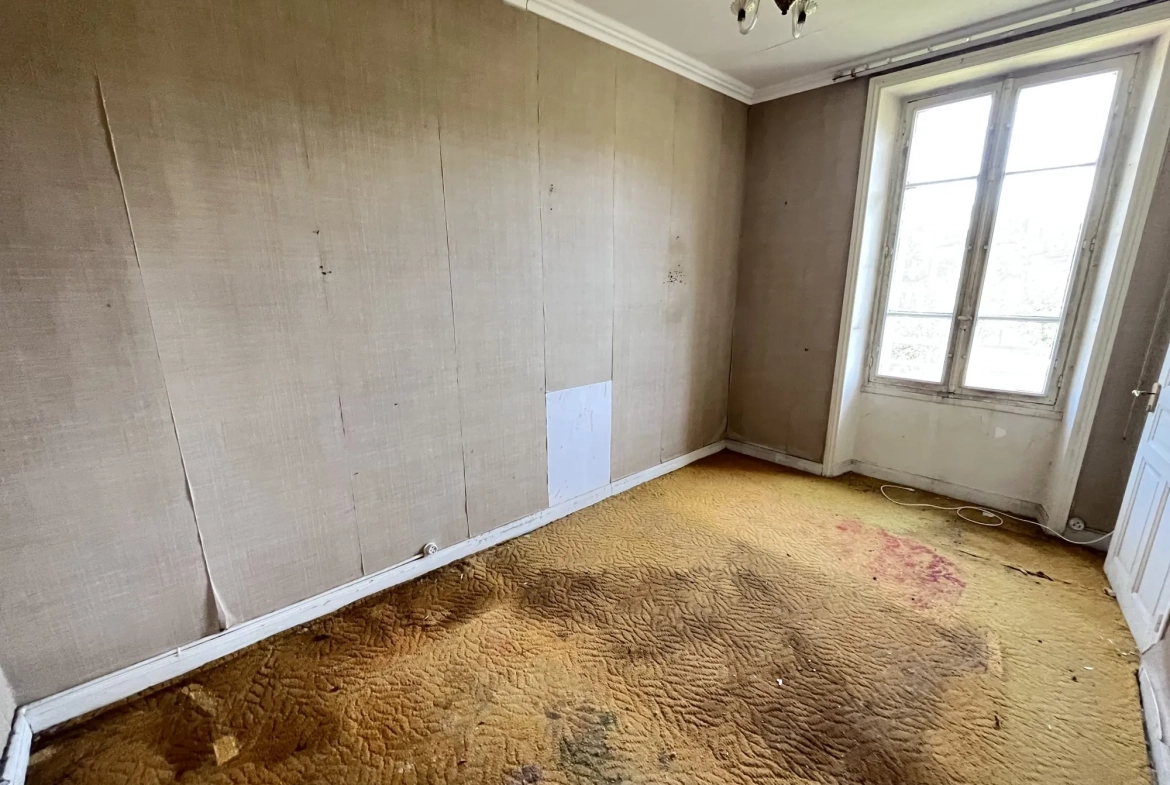 Chambre 1 Maison à rénover avec grand terrain et potentiel d'agrandissement à Ydes 