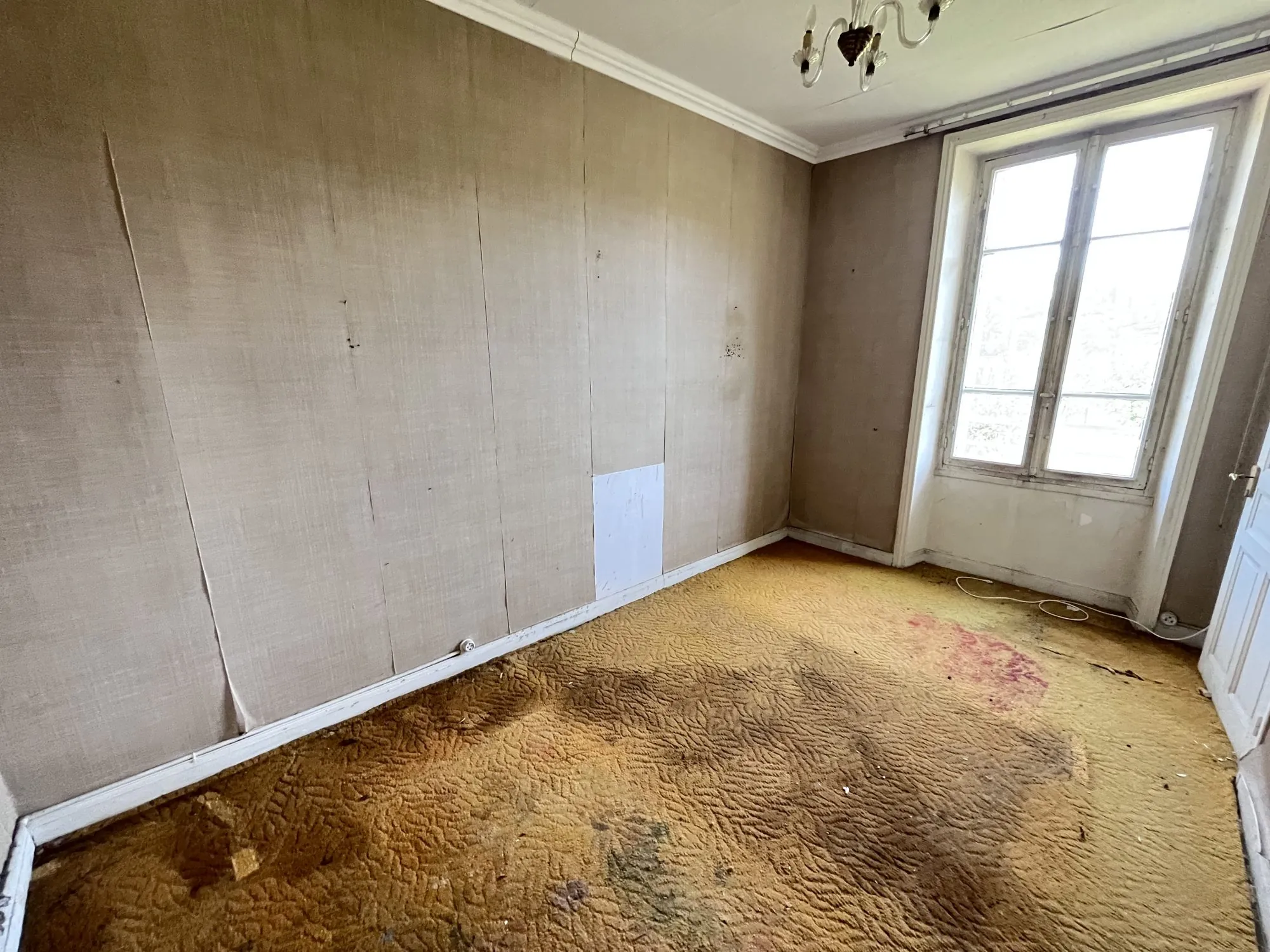 Chambre 1 Maison à rénover avec grand terrain et potentiel d'agrandissement à Ydes 