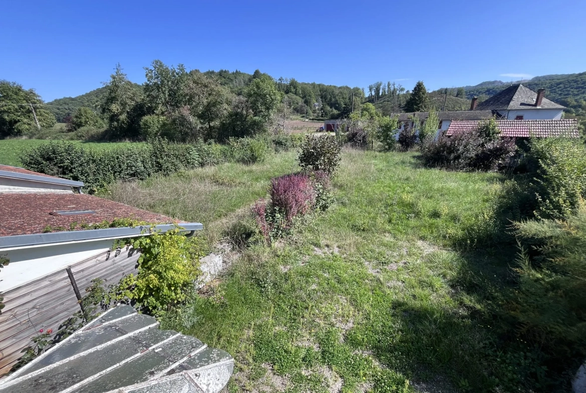 Jardin Maison à rénover avec grand terrain et potentiel d'agrandissement à Ydes 