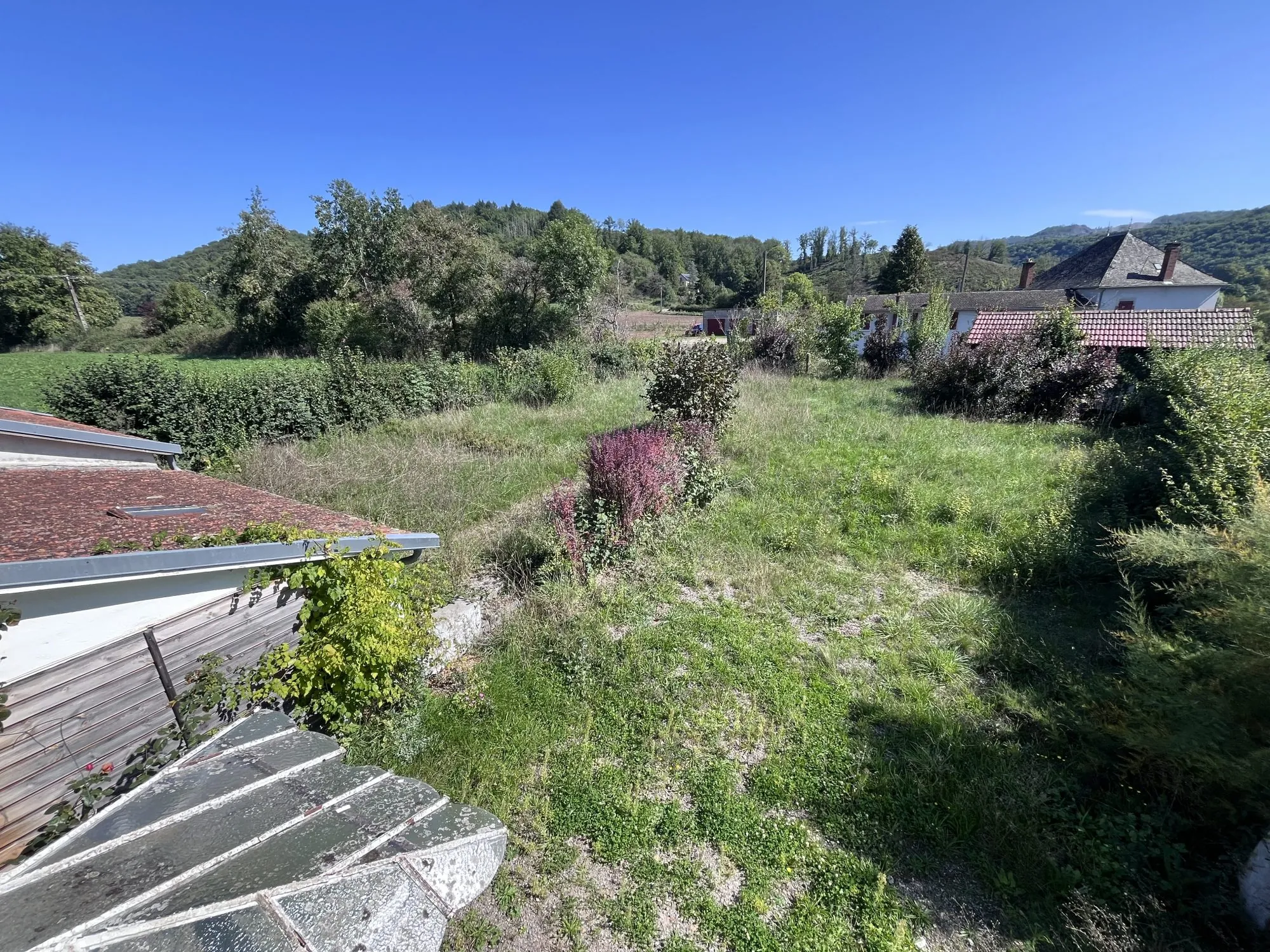 Jardin Maison à rénover avec grand terrain et potentiel d'agrandissement à Ydes 